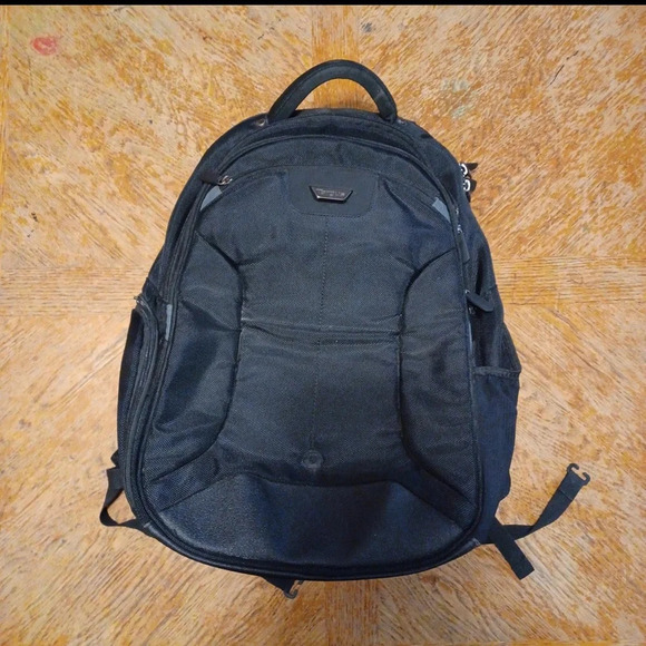 Targus - 16" Checkpoint-Friendly Air Traveler Backpack. See pictures - Picture 1 of 9